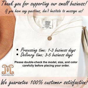 K&ouml;nnte beinhalten: Cremefarbenes T-Shirt mit Comfort Colors-Etikett, goldener Halskette und Text. Der Text enth&auml;lt "Vielen Dank f&uuml;r die Unterst&uuml;tzung unseres kleinen Unternehmens!" und "Wir garantieren 100% Kundenzufriedenheit!"