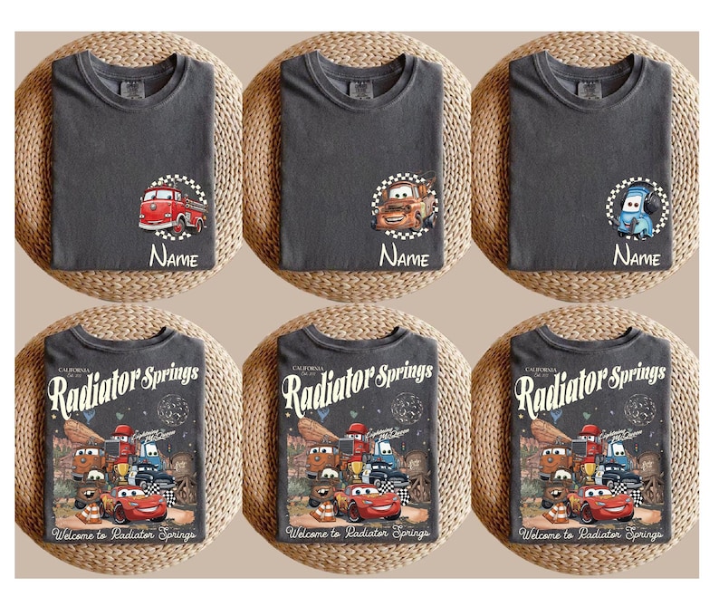 Op de afbeelding: Zes antracietgrijze t-shirts. De bovenste rij heeft drie shirts met cartoon autografische afbeeldingen en de tekst "Name". De onderste rij toont drie shirts met een "Radiator Springs" ontwerp en de tekst "Welcome to Radiator Springs".