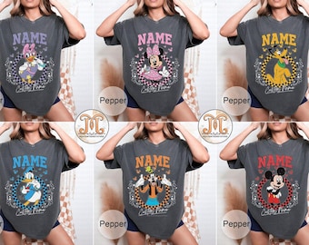 Benutzerdefinierter Name Disney-Charaktere Komfortfarbe Shirt, personalisiertes Disney-Shirt, Disney-Familienreise-Shirt, Disney-Shirt, Mickey und Co-Shirt