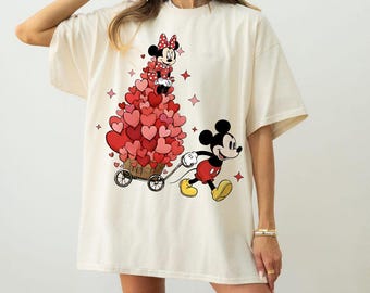 Camiseta Comfort Colors® de Mickey y Minnie para San Valentín, camiseta de Mickey y Minnie con globo de corazón, camiseta de Disney para San Valentín, regalo para enamorados
