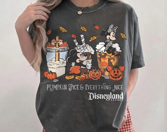 Bonita camiseta de Mickey y Minnie con calabaza y especias, camiseta con hojas de otoño, camiseta con ambiente de Disneyland Resort, camiseta de viaje familiar de Halloween de Disney