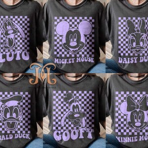Puede incluir: Un conjunto de seis camisetas moradas y grises con diferentes personajes de Disney sobre un fondo a cuadros. Los personajes incluyen Mickey Mouse, Minnie Mouse, Pluto, Goofy, Donald Duck y Daisy Duck.