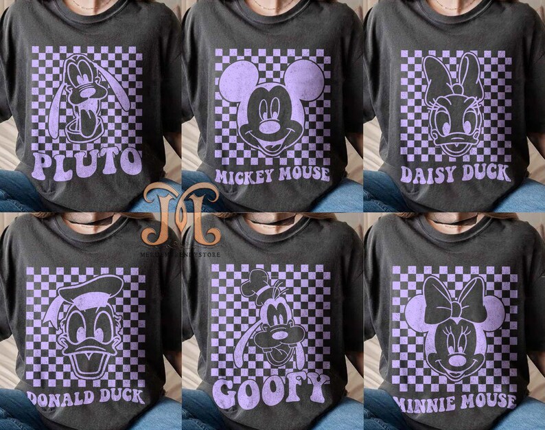 Puede incluir: Un conjunto de seis camisetas moradas y grises con diferentes personajes de Disney sobre un fondo a cuadros. Los personajes incluyen Mickey Mouse, Minnie Mouse, Pluto, Goofy, Donald Duck y Daisy Duck.