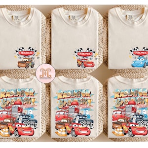 Puede incluir: Una taza de cer&aacute;mica blanca con un asa negra y el texto "But First, Coffee" en negro, con una fuente de estilo manuscrito. La taza est&aacute; sobre una superficie blanca.