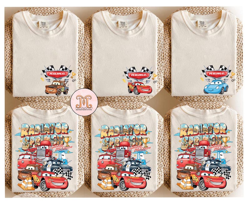 Puede incluir: Una taza de cer&aacute;mica blanca con un asa negra y el texto "But First, Coffee" en negro, con una fuente de estilo manuscrito. La taza est&aacute; sobre una superficie blanca.