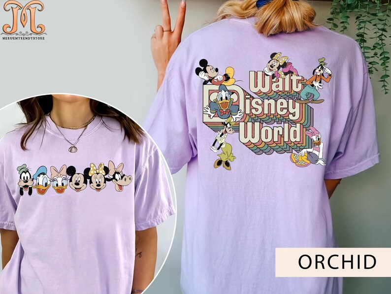 Puede incluir: Una camiseta morada con un gr&aacute;fico de Mickey Mouse y sus amigos frente a un arco&iacute;ris con el texto "Walt Disney World".
