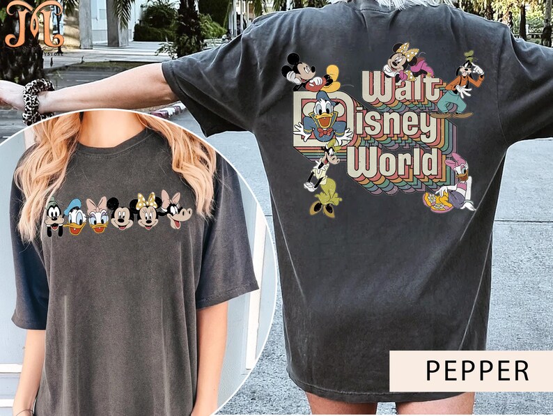 Puede incluir: Dos camisetas grises con tem&aacute;tica de Disney World. Una camiseta presenta una l&iacute;nea de personajes de Disney, incluidos Mickey Mouse, Donald Duck y Goofy. La otra camiseta presenta un gr&aacute;fico de estilo retro con el texto "Walt Disney World" y varios personajes de Disney.