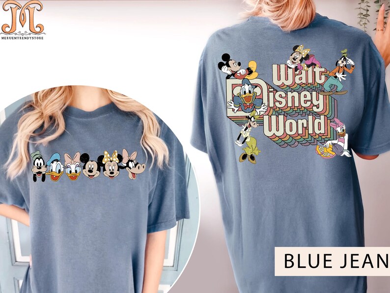 Puede incluir: Una camiseta azul con un gr&aacute;fico de Mickey Mouse y otros personajes de Disney. El texto "Walt Disney World" est&aacute; impreso en colores arco&iacute;ris en la parte posterior de la camiseta.