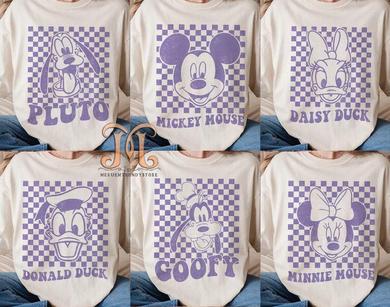 Puede incluir: Seis camisetas diferentes con personajes de Disney. Cada camiseta tiene un fondo a cuadros blanco y morado con un personaje en el centro. Los personajes son Pluto, Mickey Mouse, Daisy Duck, Donald Duck, Goofy y Minnie Mouse.