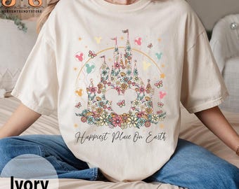 Camisetas del lugar más feliz de la Tierra, camisetas de Magic Kingdom, camisetas con flores de Disney Castle, camisetas de Magical World, Magic Kingdom, camisetas de viajes a Disney