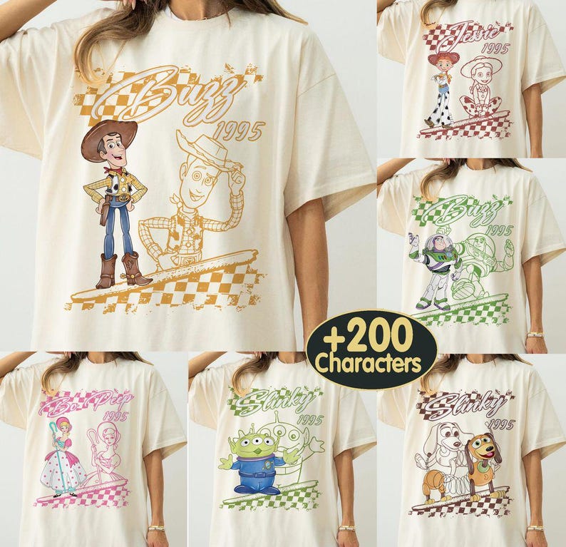 K&ouml;nnte beinhalten: Cremefarbene T-Shirts mit verschiedenen Toy Story-Charaktergrafiken. Jedes Shirt hat ein anderes Design, darunter Woody, Buzz Lightyear, Jessie und Slinky, mit dem Jahr 1995. Die Designs sind auf einem karierten Hintergrund gedruckt.
