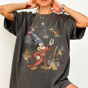 Zauberer Mickey 4 Park Disney Shirt, Fantasia Lehrling Mickey Mouse T-Shirt, Disneyland Urlaubsreise Geschenk Bild 1