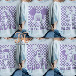 Puede incluir: Seis camisetas de color azul claro con un patr&oacute;n a cuadros y un personaje de dibujos animados en cada una. Los personajes son Pluto, Mickey Mouse, Daisy Duck, Donald Duck, Goofy y Minnie Mouse. El texto en las camisetas dice "Pluto", "Mickey Mouse", "Daisy Duck", "Donald Duck", "Goofy" y "Minnie Mouse".