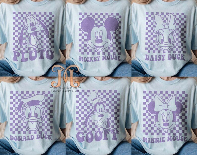 Puede incluir: Seis camisetas de color azul claro con un patr&oacute;n a cuadros y un personaje de dibujos animados en cada una. Los personajes son Pluto, Mickey Mouse, Daisy Duck, Donald Duck, Goofy y Minnie Mouse. El texto en las camisetas dice "Pluto", "Mickey Mouse", "Daisy Duck", "Donald Duck", "Goofy" y "Minnie Mouse".