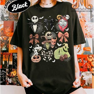 Puede incluir: Camiseta negra con un dise&ntilde;o que presenta personajes y lazos de una popular pel&iacute;cula de animaci&oacute;n. La camiseta incluye im&aacute;genes de Jack Skellington, Sally y Oogie Boogie. El texto "COMFORT COLORS Black" est&aacute; impreso en la parte superior izquierda.