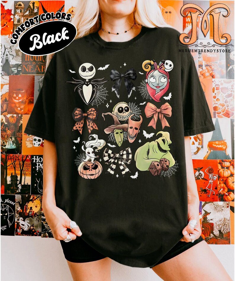 Puede incluir: Camiseta negra con un dise&ntilde;o que presenta personajes y lazos de una popular pel&iacute;cula de animaci&oacute;n. La camiseta incluye im&aacute;genes de Jack Skellington, Sally y Oogie Boogie. El texto "COMFORT COLORS Black" est&aacute; impreso en la parte superior izquierda.