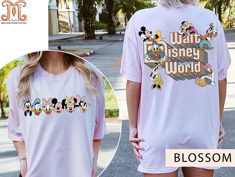 Puede incluir: Camiseta rosa con un gr&aacute;fico de Mickey Mouse y otros personajes de Disney. El texto "Walt Disney World" est&aacute; impreso en la parte posterior de la camiseta.
