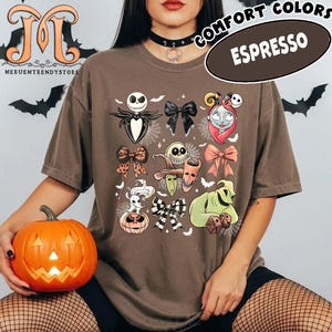 Puede incluir: Camiseta color espresso con un collage de personajes y dise&ntilde;os de lazos de una popular pel&iacute;cula de animaci&oacute;n. La camiseta tiene cuello redondo y mangas cortas. Las palabras "COMFORT COLORS" y "ESPRESSO" est&aacute;n impresas arriba a la derecha.