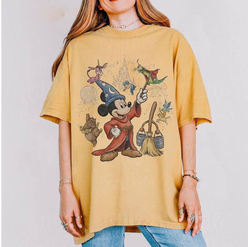 K&ouml;nnte beinhalten: Handgefertigtes Holzschild mit dem Text "Welcome" in verspielter Schrift. Das Schild hat einen wei&szlig;en, abgenutzten Hintergrund und einen dunkel gebeizten Holzrahmen. Ma&szlig;e: ca. 30 cm breit und 15 cm hoch.