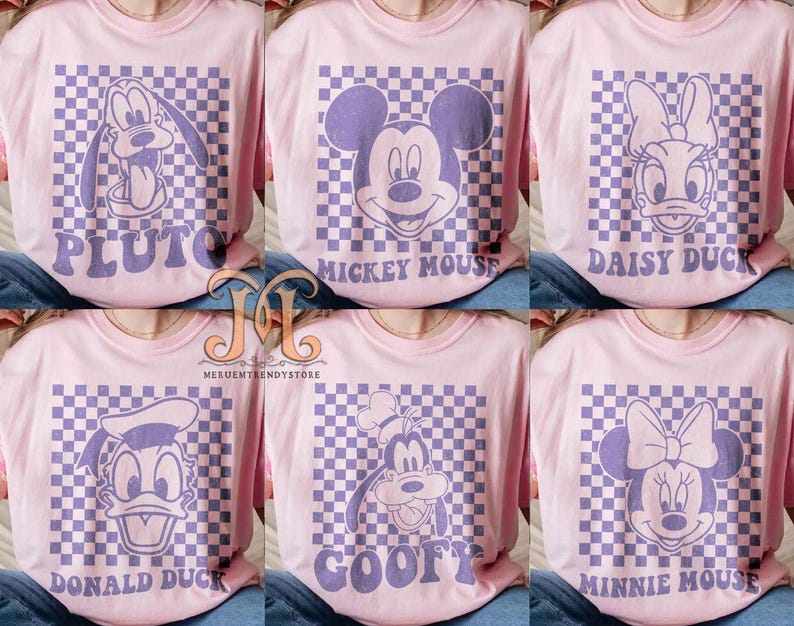 Puede incluir: Conjunto de seis camisetas rosas con un patr&oacute;n a cuadros y un personaje de dibujos animados en cada una. Los personajes son Pluto, Mickey Mouse, Daisy Duck, Donald Duck, Goofy y Minnie Mouse.