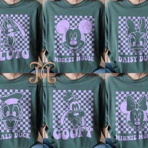 Puede incluir: Seis camisetas verdes con un patr&oacute;n a cuadros y un personaje de dibujos animados en cada una. Los personajes son Pluto, Mickey Mouse, Daisy Duck, Donald Duck, Goofy y Minnie Mouse. El texto en las camisetas dice "Pluto", "Mickey Mouse", "Daisy Duck", "Donald Duck", "Goofy" y "Minnie Mouse".