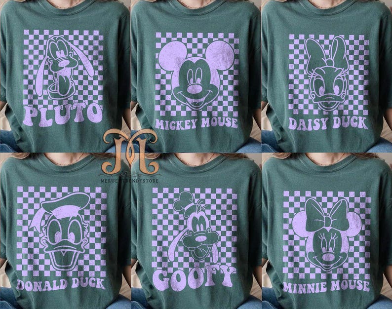 Puede incluir: Seis camisetas verdes con un patr&oacute;n a cuadros y un personaje de dibujos animados en cada una. Los personajes son Pluto, Mickey Mouse, Daisy Duck, Donald Duck, Goofy y Minnie Mouse. El texto en las camisetas dice "Pluto", "Mickey Mouse", "Daisy Duck", "Donald Duck", "Goofy" y "Minnie Mouse".