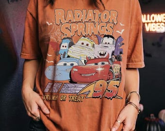 Camiseta retro de Radiator Springs, película Cars para Halloween, Rayo McQueen para Halloween, viaje de Halloween a Disney, disfraz de fiesta de Halloween, camiseta HLW