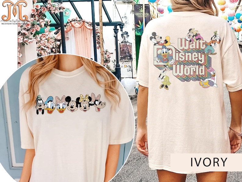 Puede incluir: Dos camisetas de color marfil con diferentes gr&aacute;ficos de Disney World. Una camiseta presenta una l&iacute;nea de personajes cl&aacute;sicos de Disney, incluidos Mickey Mouse, Minnie Mouse, Donald Duck, Goofy y Pluto. La otra camiseta presenta un gr&aacute;fico de estilo retro con el texto "Walt Disney World" y varios personajes de Disney.