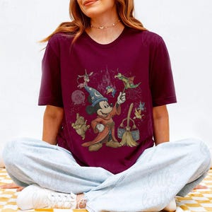 K&ouml;nnte beinhalten: Rustikales Holzschild mit dem Text "Welcome to our home" in wei&szlig;er Schrift. Das Schild hat eine Used-Optik und ein schlichtes, einladendes Design, perfekt f&uuml;r eine Veranda oder einen Eingangsbereich.