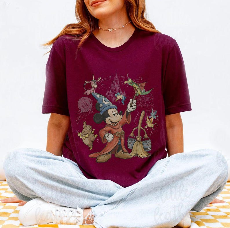 K&ouml;nnte beinhalten: Rustikales Holzschild mit dem Text "Welcome to our home" in wei&szlig;er Schrift. Das Schild hat eine Used-Optik und ein schlichtes, einladendes Design, perfekt f&uuml;r eine Veranda oder einen Eingangsbereich.