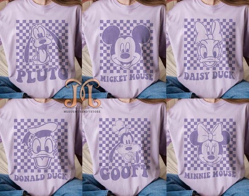 Puede incluir: Seis camisetas moradas con diferentes personajes de Disney en cada una. Los personajes son Pluto, Mickey Mouse, Daisy Duck, Donald Duck, Goofy y Minnie Mouse. Cada personaje est&aacute; sobre un fondo a cuadros.