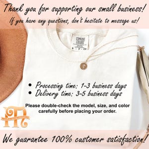 Op de afbeelding: Een cr&egrave;mekleurig T-shirt met een Comfort Colors-label, een gouden ketting en tekst met de tekst "Bedankt voor het steunen van ons kleine bedrijf!" en "Wij garanderen 100% klanttevredenheid!"