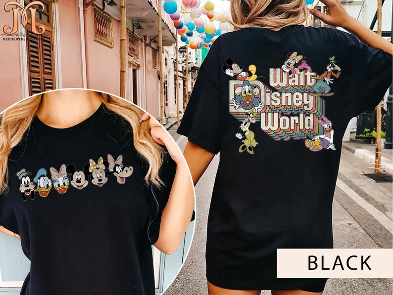 Puede incluir: Camiseta negra con un gr&aacute;fico de Mickey Mouse y sus amigos en la parte delantera y "Walt Disney World" con un dise&ntilde;o de arco&iacute;ris en la parte posterior.