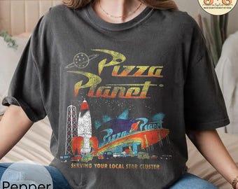 Retro Toy Story Pizza Planet met je lokale stershirt, Disney Pixar Fest 2025-T-shirt, Disneyland Resort-gezinsvakantie, Disney-reis