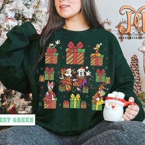 Camiseta de regalo de Navidad de Mickey y sus amigos, camiseta de Navidad de Disney, camiseta de fiesta de Navidad de Mickey, camiseta de regalo de Navidad, Navidad de Disney 2025