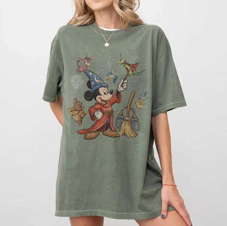 K&ouml;nnte beinhalten: Eine wei&szlig;e Keramik-Tasse mit schwarzem Henkel und dem Text "But First, Coffee" in fetter, schwarzer Schrift. Die Tasse steht vor einem verschwommenen Hintergrund, der ihr klares Design hervorhebt.