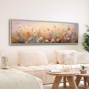 Puede incluir: Una pintura larga y horizontal sobre lienzo de un campo de flores silvestres en tonos de rosa, blanco, naranja y amarillo. Las flores están pintadas en un estilo realista, con pinceladas suaves y un fondo borroso.