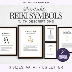 Op de afbeelding: Een set printbare Reiki-symbolen met beschrijvingen, met zwarte en gouden tekst op een witte achtergrond in donkere lijsten. De collectie bevat titels zoals Sei He Ki, Cho Ku Rei, Hon Sha Ze Sho Nen en Dai Ko Myo, met een paarse ronde badge met 2 DESIGNS INCLUDED en tekst die 3 SIZES: A5, A4 + US LETTER aangeeft.