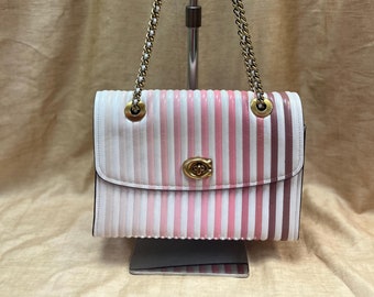 Bolso vintage Coach de rayas rosas con asas de cadena. Precio de venta: 450. (Sin usar).