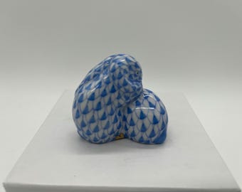Adorable Pair of Small Herend Porcelain Bunnies Figurine, Blue and White Fishnet, 24K Gold Accents