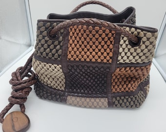Bolso pequeño tipo cubo Patchwork de Tissa Fontaneda, elaborado en España con piel de cordero abullonada. Precio de venta: 1700,00