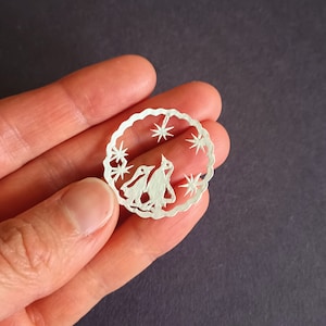 Deux pingouins, mini oeuvre d&#39;art originale en papier découpé à la main de la taille d&#39;une pièce de monnaie, oeuvre d&#39;art japonaise Kiri-e découpée dans du papier, 1,25 po. (30 mm) de diamètre