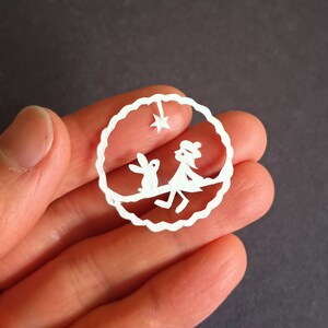 Béret à pompons, fille et lapin sur une branche, mini oeuvre d&#39;art originale en papier découpé à la main de la taille d&#39;une pièce de monnaie, oeuvre d&#39;art japonaise Kiri-e découpée dans du papier, 1,25 po. (30 mm) diamètre