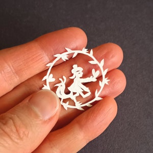 Pom Pom Beret Girl & Bird, arte original em papel cortado à mão em tamanho de moeda, arte japonesa Kiri-e cortada em papel, 1,25&quot; (30 mm) de diâmetro