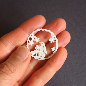 Béret à pompons, fille et pingouin, mini oeuvre d&#39;art originale en papier découpé à la main de la taille d&#39;une pièce de monnaie, oeuvre d&#39;art japonaise Kiri-e découpée dans du papier, 30 mm (1,25 po.) de diamètre