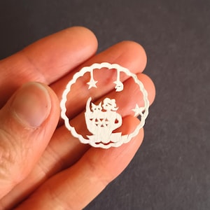 Pom Pom Beret Girl & Cat in Cup, arte original em papel cortado à mão em tamanho de moeda, arte japonesa Kiri-e cortada em papel, 1,25&quot; (30 mm) de diâmetro