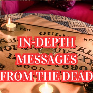 Pode incluir: Um tabuleiro Ouija de madeira com as palavras vermelhas "IN-DEPTH MESSAGES FROM THE DEAD". O tabuleiro é rodeado por velas acesas, criando uma atmosfera mística. O tabuleiro tem letras, números e as palavras "YES" e "NO".