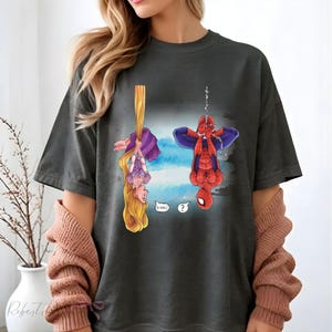 K&ouml;nnte beinhalten: Ein Set aus drei Keramikbechern mit gesprenkelter, matter Oberfl&auml;che. Die Becher sind in Creme-, Hellgrau- und Dunkelgraut&ouml;nen gehalten. Jeder Becher hat ein schlichtes, minimalistisches Design.