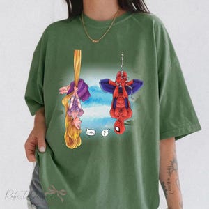 K&ouml;nnte beinhalten: Eine wei&szlig;e Keramik-Tasse mit schwarzem Henkel und dem Text "But first, coffee" in handschriftlichem Stil. Die Tasse steht auf einer wei&szlig;en Oberfl&auml;che. Die Tasse ist etwa 10 cm hoch.