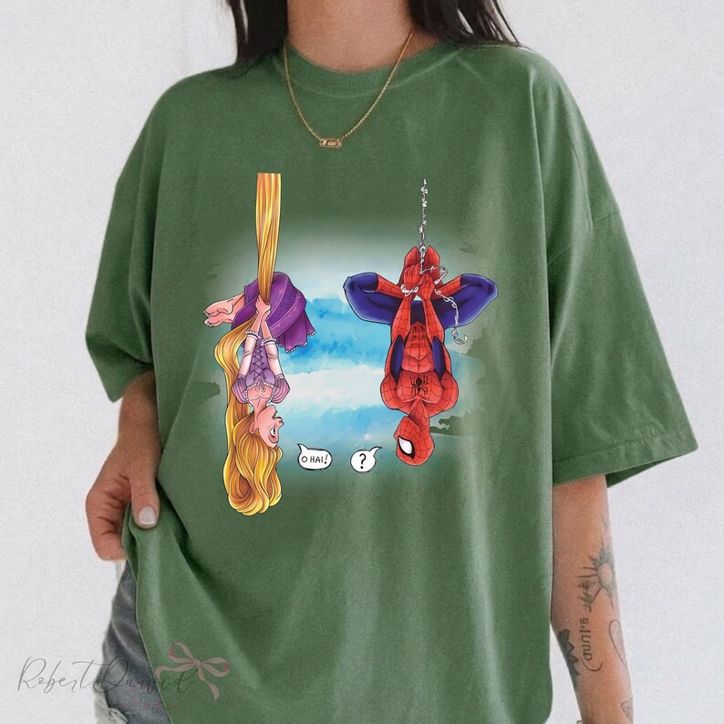 K&ouml;nnte beinhalten: Eine wei&szlig;e Keramik-Tasse mit schwarzem Henkel und dem Text "But first, coffee" in handschriftlichem Stil. Die Tasse steht auf einer wei&szlig;en Oberfl&auml;che. Die Tasse ist etwa 10 cm hoch.